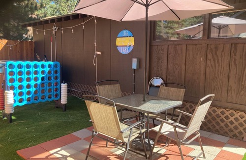 Al Tahoe Kabine | NEW LISTING! Lincoln Log Cabin at the Lake with Hot Tub!