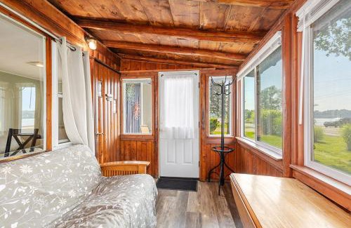 Newaygo Wohnung | Pet-friendly Cabin with Dock, Firepit, BBQ