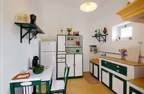 Charneca Haus | Haustierfreundliche 'Charmante 2Br Colonial Villa' mit Gemeinschaftsterrasse und -pool und WLAN