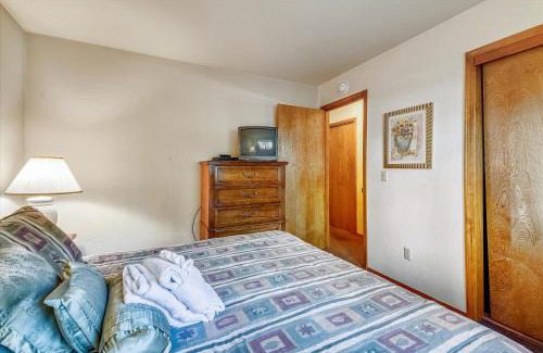 Black Bart Haus | Pet Friendly - Close To Heavenly, Steps To The River