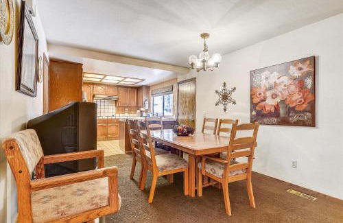 Black Bart Haus | Pet Friendly - Close To Heavenly, Steps To The River