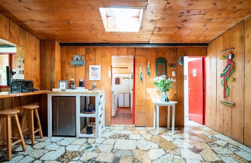 Zipacon Haus | Pet-friendly cottage for groups with fireplace and forests