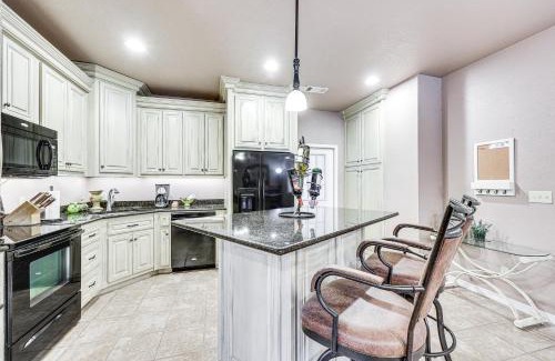 Russellville Haus | Pet-Friendly Dover Cottage with Deck and Mtn Views!