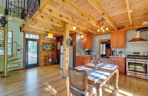 Eureka Springs Hütte | Pet-friendly Eureka Springs Rental w/ Private Deck