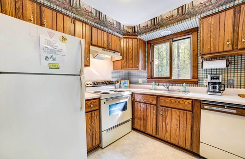 Michaywe Haus | Pet-Friendly Gem: Hike, Fish & Golf in Gaylord