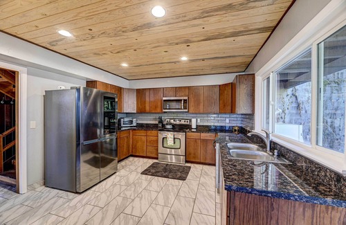 Grants Pass Haus | Pet-Friendly Grants Pass Home w/ Hot Tub!