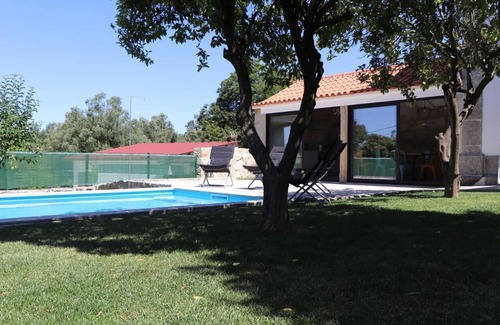 Cardielos Haus | Haustierfreundliches Ferienhaus Casa do Mestre mit Bergblick, Pool und WLAN