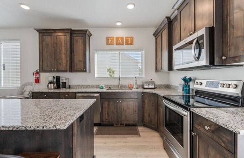 Sweetwater Haus | Pet Friendly-Hot Tub-Game Room-Sleeps 20+Walk to Pickleville