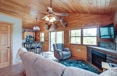 Iron River Kabine | Pet-Friendly Iron River Cabin with Fire Pit!