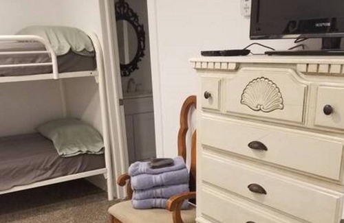 Layton Haus | Beautiful Pet Friendly King Suite w/Private Bath & Waffles