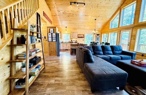 Stone Lake Kabine | Pet-Friendly Lakeside Cottage w/ Kayaks and Canoe!