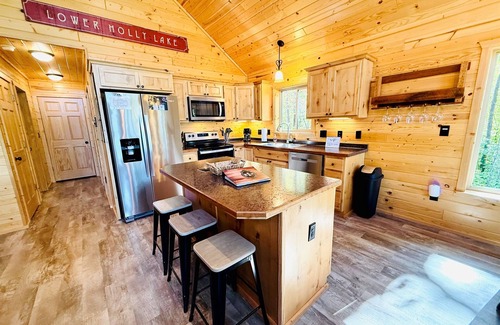 Stone Lake Kabine | Pet-Friendly Lakeside Cottage w/ Kayaks and Canoe!