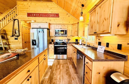 Stone Lake Kabine | Pet-Friendly Lakeside Cottage w/ Kayaks and Canoe!