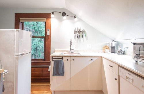 Shawnigan Lake Wohnung | pet-friendly loft minutes to lake, in the heart of Shawnigan Lake