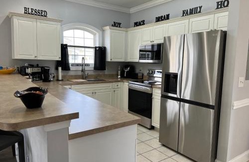 Central Myrtle Beach Wohnung | Pet-Friendly - Luxe 3BR Golf Villa - 5 Mins to Beach - Sleeps 8