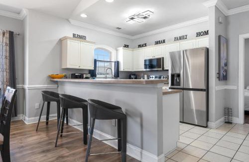 Central Myrtle Beach Wohnung | Pet-Friendly - Luxe 3BR Golf Villa - 5 Mins to Beach - Sleeps 8