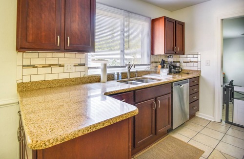 Norfolk - Virginia Beach Hütte | Pet-friendly Norfolk Retreat ~ 7 Mi to Beach!