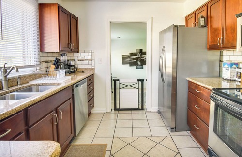 Norfolk - Virginia Beach Hütte | Pet-friendly Norfolk Retreat ~ 7 Mi to Beach!