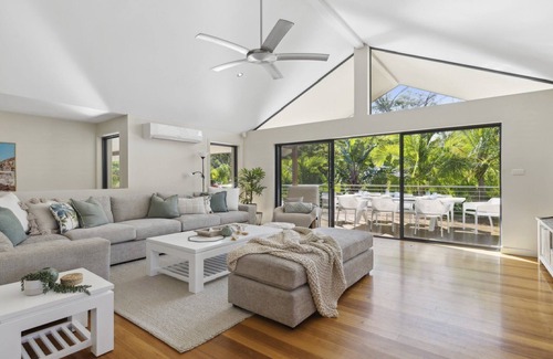 Korora Haus | Pet Friendly, Pool, Beachside BBQ Heaven, Sleeps 8-10
