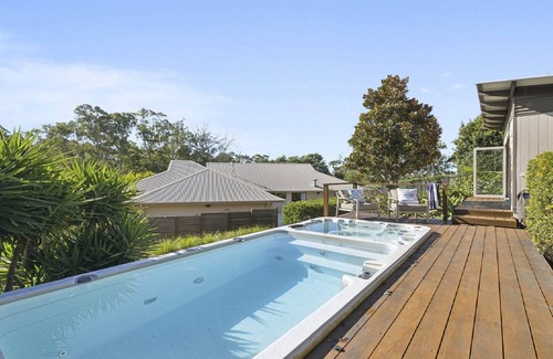Korora Haus | Pet Friendly, Pool, Beachside BBQ Heaven, Sleeps 8-10