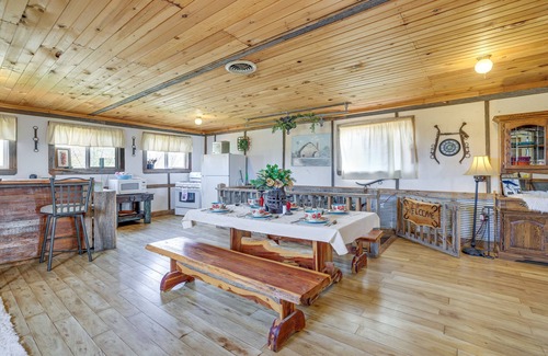Powell Wohnung | Pet-Friendly Purdy Home w/ Horse Stables & Trails!