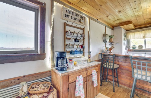 Powell Wohnung | Pet-Friendly Purdy Home w/ Horse Stables & Trails!