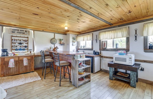 Powell Wohnung | Pet-Friendly Purdy Home w/ Horse Stables & Trails!