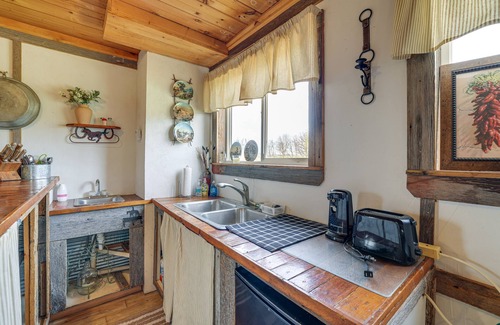 Powell Wohnung | Pet-Friendly Purdy Home w/ Horse Stables & Trails!