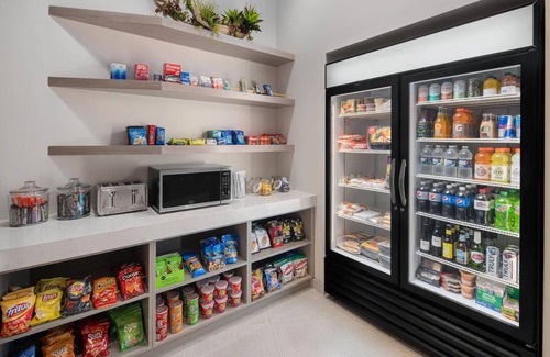 Dunwoody Hotel | Pet-Friendly Stay w/ Daily Free Breakfast Minutes to LEGOLAND® Discovery Center