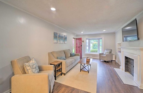 Tulsa Haus | Pet-Friendly Tulsa Digs with Deck and Fenced Yard
