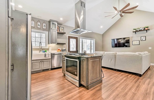 Hope Haus | Pet-Friendly Wixom Lake Home w/Deck!