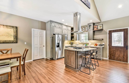 Hope Haus | Pet-Friendly Wixom Lake Home w/Deck!