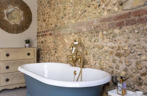 East Dereham Villa | Petite Barn - Two Bedroom Villa, Sleeps 4