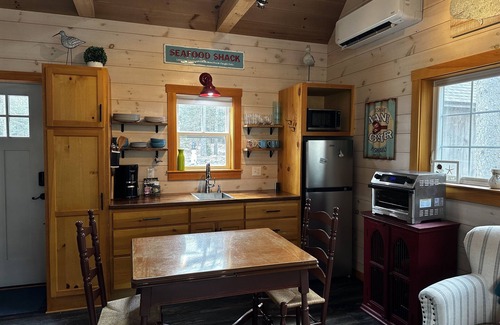 Bristol Hütte | Pets Stay Free! 3 Modern Cottages, w/Heat & AC, 1st flr King & Stand-up Loft