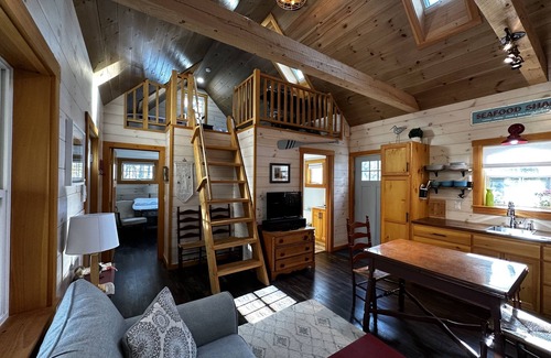 Bristol Hütte | Pets Stay Free! 3 Modern Cottages, w/Heat & AC, 1st flr King & Stand-up Loft