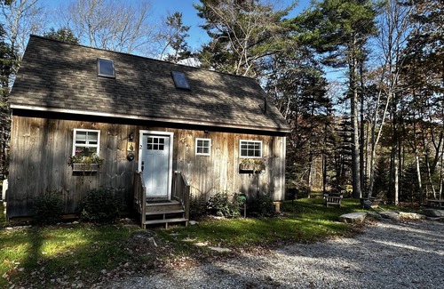 Bristol Hütte | Pets Stay Free! 3 Modern Cottages, w/Heat & AC, 1st flr King & Stand-up Loft