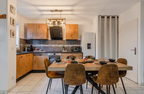 Magny-le-Hongre Haus | Phantasia by Kleidos, 10 min de Disney! Jolie Maison Familiale 6P, 2 chambres, Terrasse, Parking