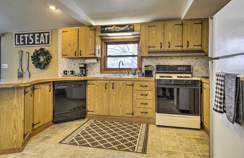 Phillips Kabine | Phillips Cabin w/ Lake Views & Private Dock!