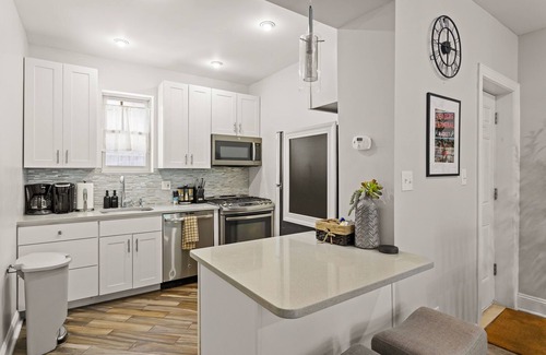 Queen Village Haus | Philly's Perfect Pad: Park Views, Parking & Walkable Charm!