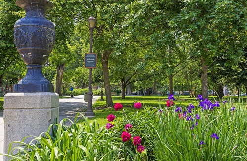 Queen Village Haus | Philly's Perfect Pad: Park Views, Parking & Walkable Charm!