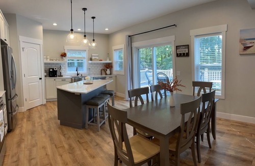 Fremont Haus | PIckleball Paradise! Snow Lake Access and private dock