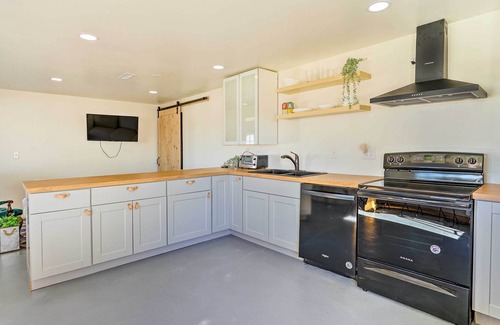 Lake Point Haus | Picturesque Lake Point Home w/ Shared Yard!