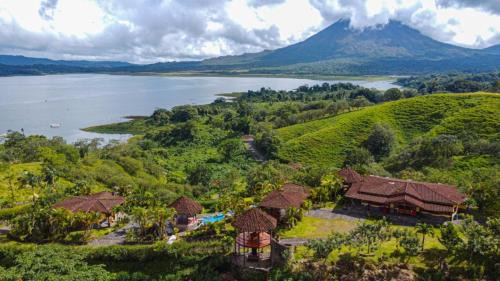 El Fosforo Haus | Pie In The Sky 3, Stunning Lake Volcano Views!