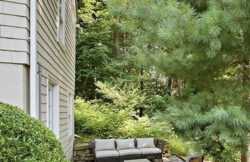 Westport Hütte | Pied-à-terre in prestigious Long Lots area of Westport