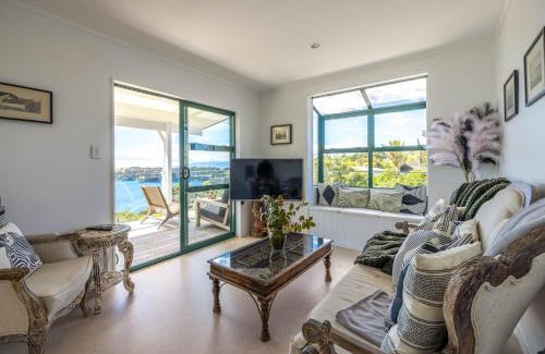 Waiheke Island Haus | Piemelon Bay Views - Coast & Country