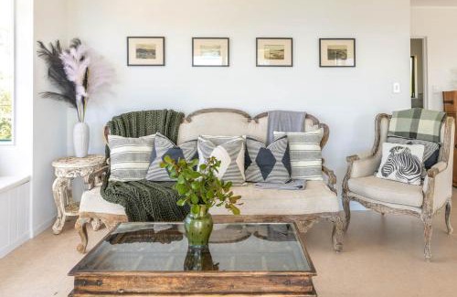 Waiheke Island Haus | Piemelon Bay Views - Coast & Country