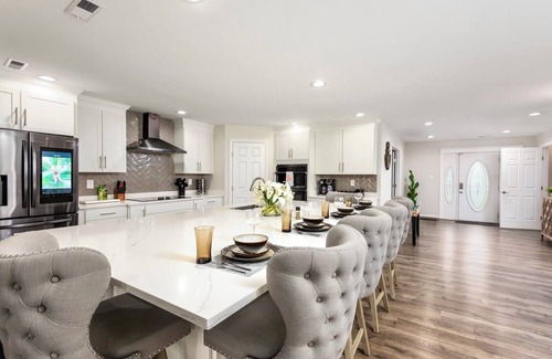 Chester Haus | Pier Pleasure Retreat- Waterfront & Private Pier