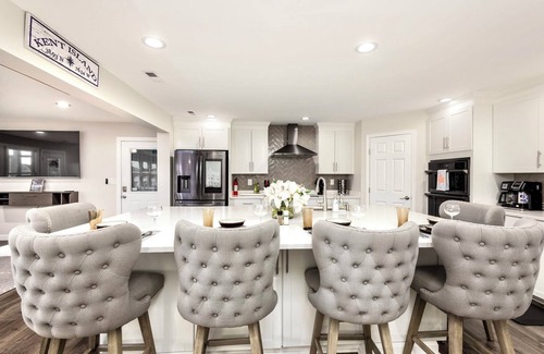 Chester Haus | Pier Pleasure Retreat- Waterfront & Private Pier