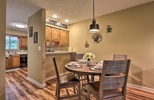 Pigeon Forge Wohnung | Pigeon Forge Condo with Balcony 5 Mi to Attractions