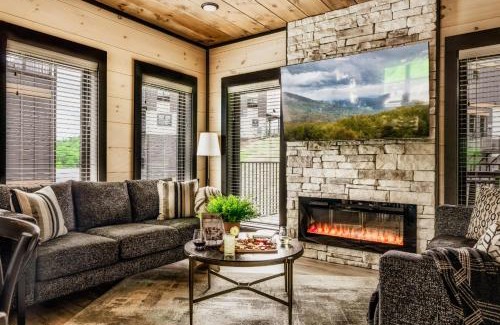 Sevierville Haus | Pigeon Forge Large Cabins Sleeps Up to 66 Water Park Access